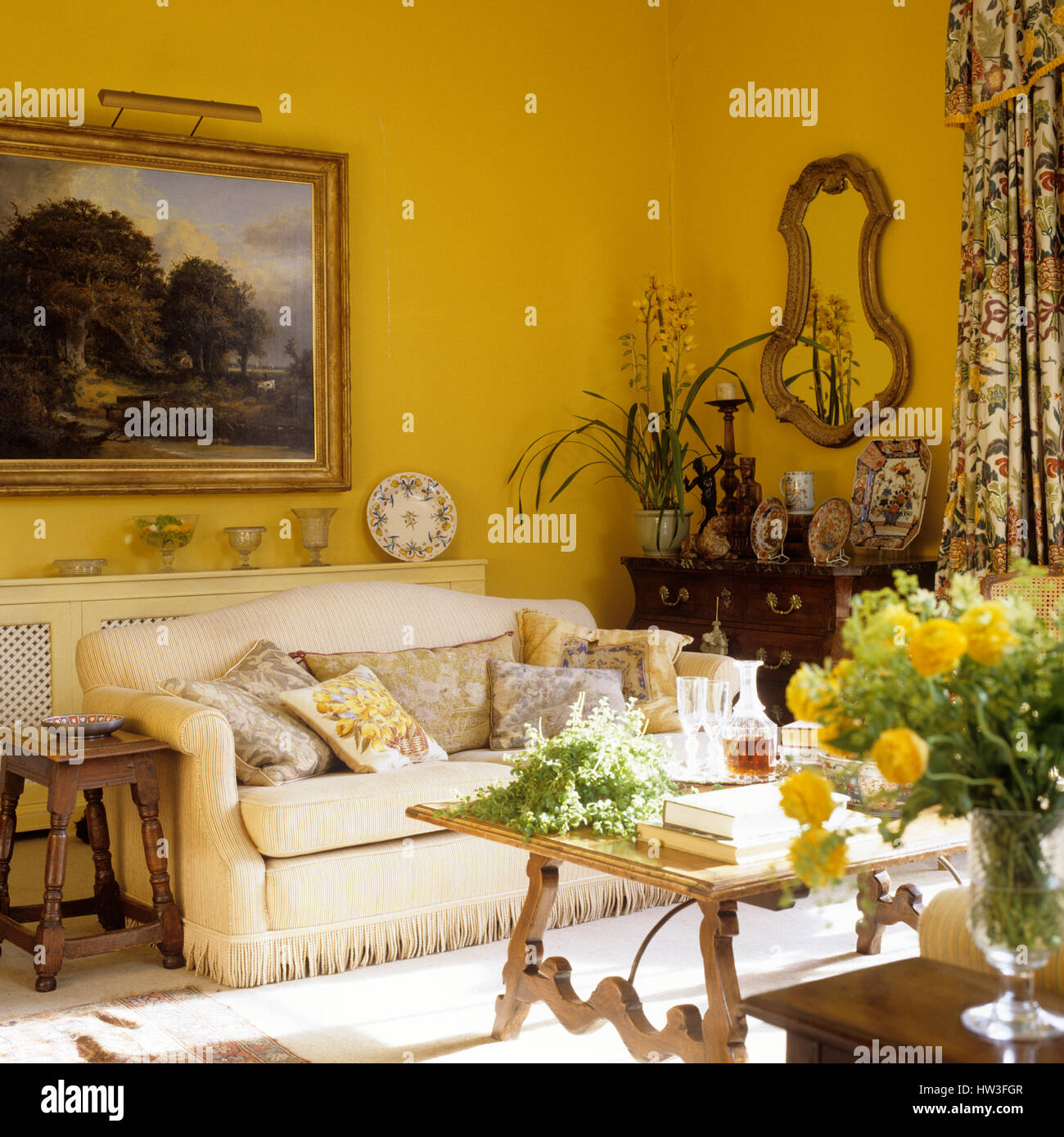 Wohnzimmer mit gelben Wänden. Stockfoto