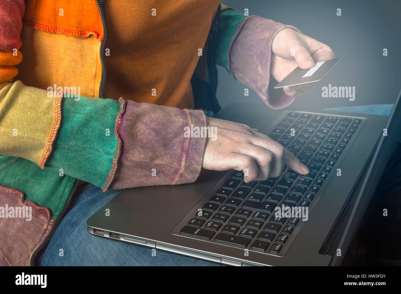 Frau mit Kreditkarte auf Laptop für Online-shopping-Konzept. Selektiven Fokus. Stockfoto