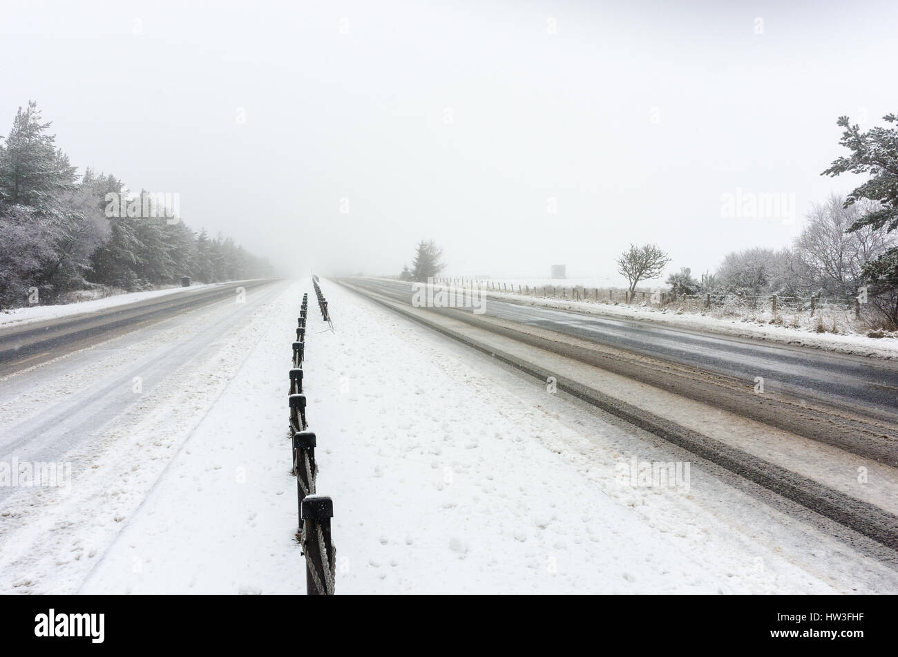 Schwere Schnee deckt die Straße und führt zu gefährlichen Fahrbedingungen auf ein Duell - schnellstraße Abschnitt der A 9, südlich von Inverness in den Highlands. Stockfoto