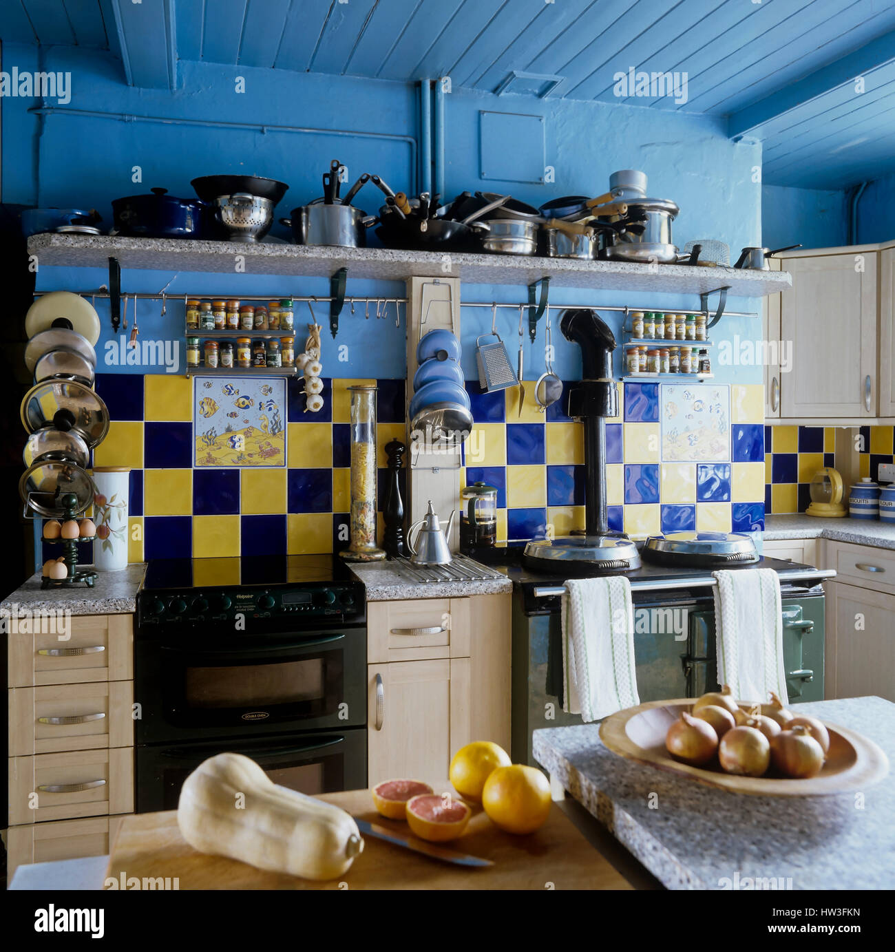 Küche mit bemalten Balken. Stockfoto