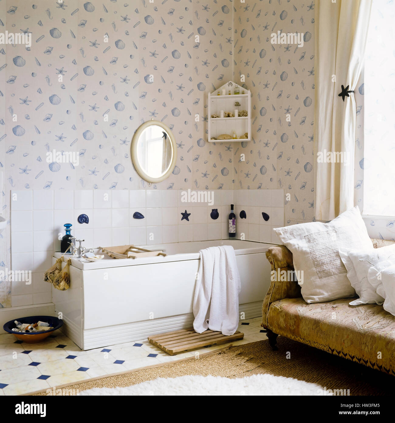 Badezimmer mit Muschel gemusterten Tapete. Stockfoto