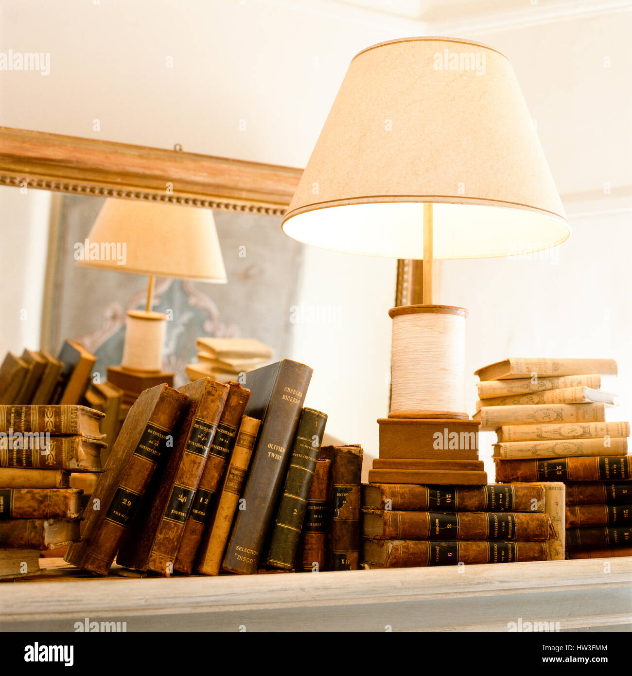 Lampe auf alte Bücher. Stockfoto