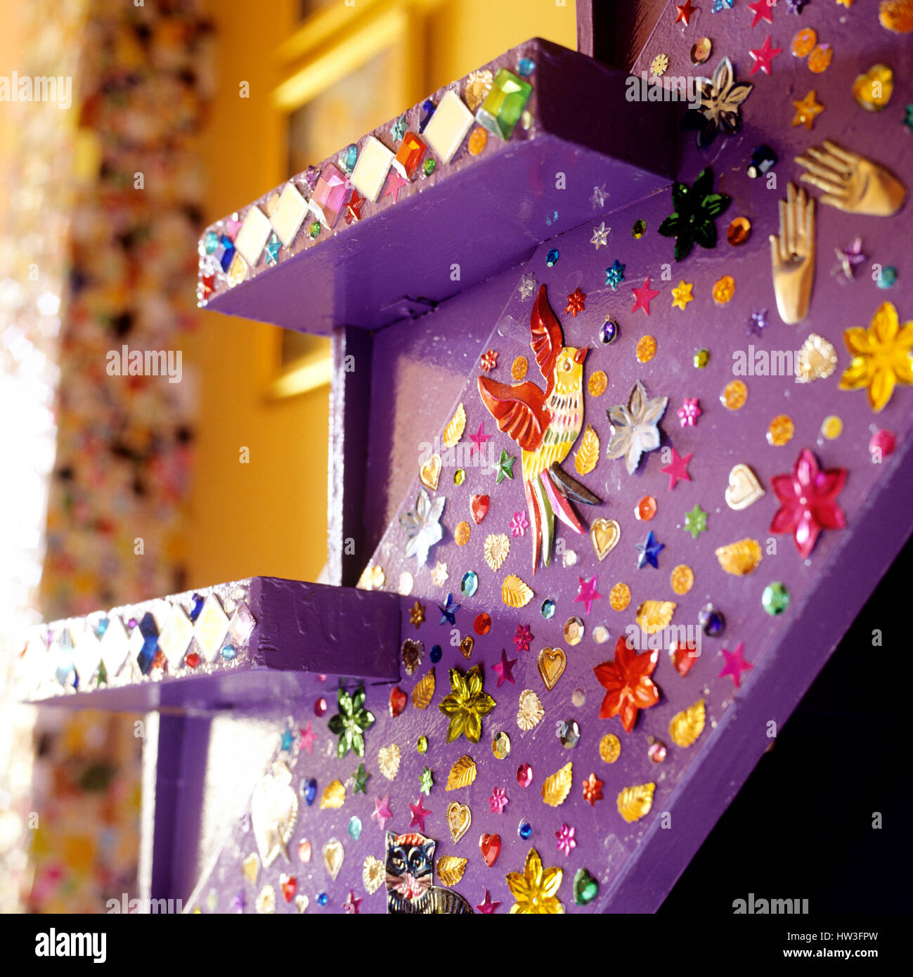 Aufkleber auf lila Treppe. Stockfoto