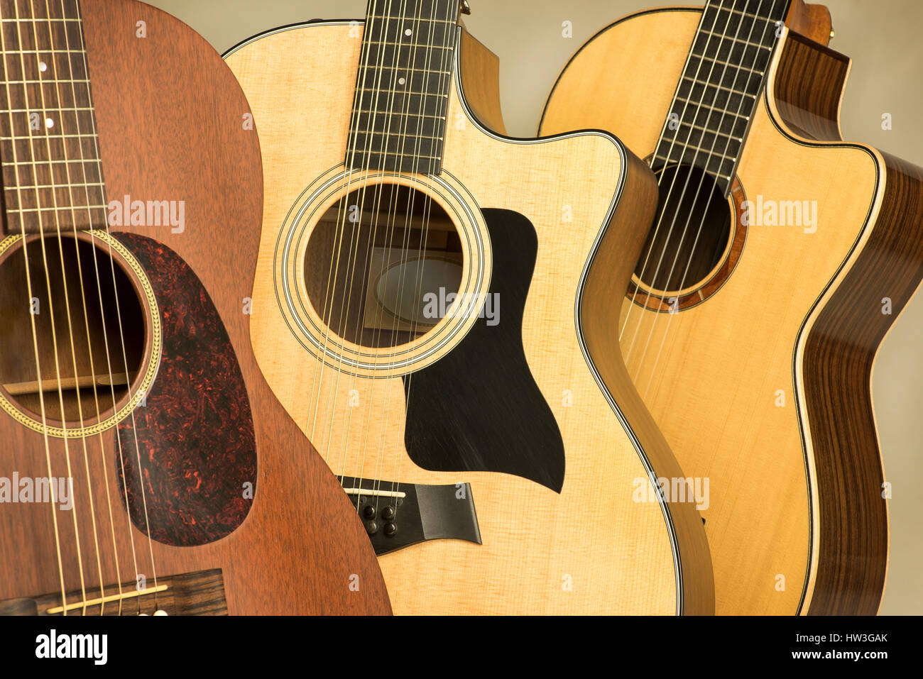 Sechs bis zwölf saitige akustische Gitarren Stockfoto