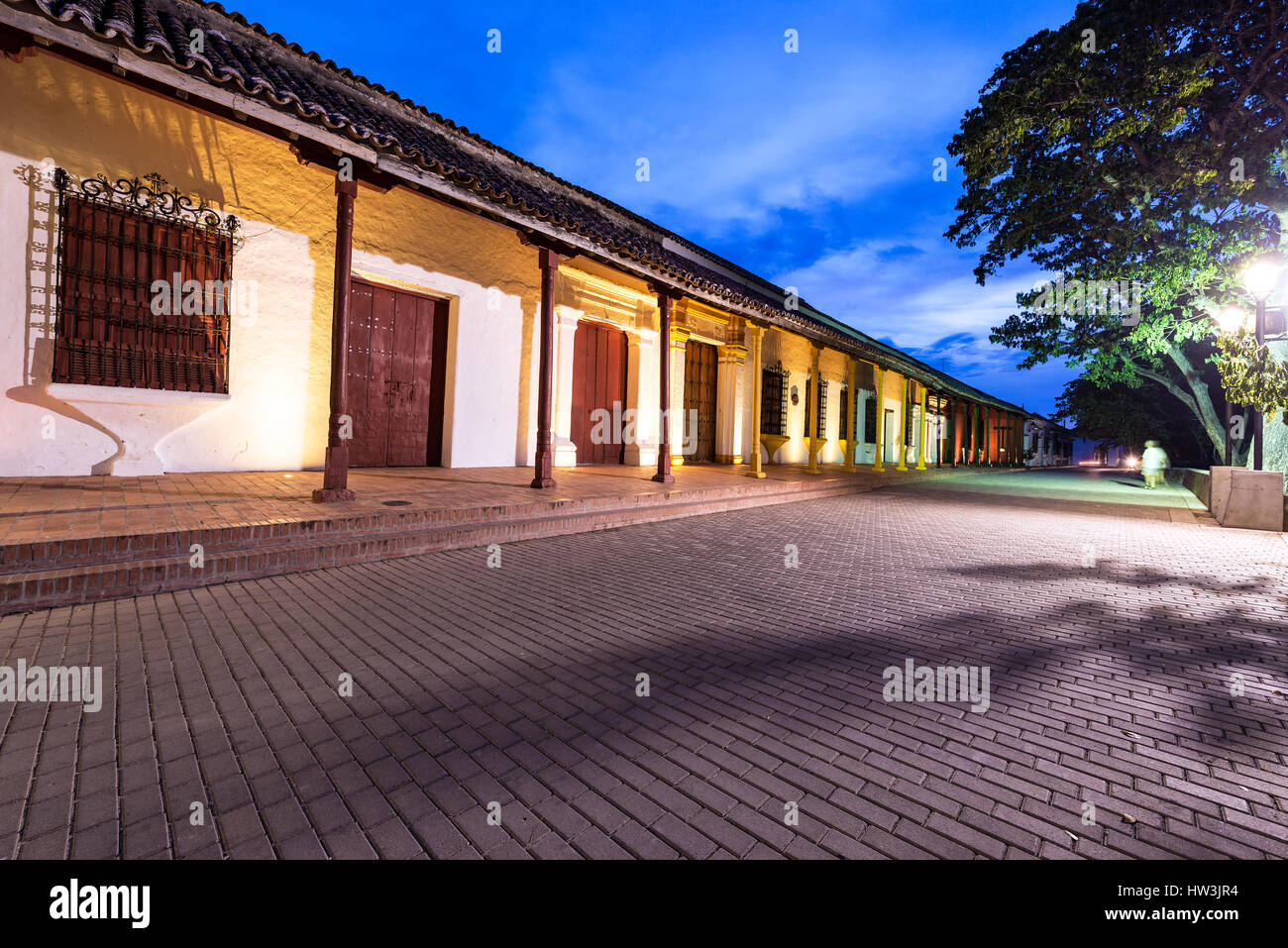 Fußgängerzone in Mompox, Kolumbien mit schönen kolonialen Architektur bei Nacht Stockfoto