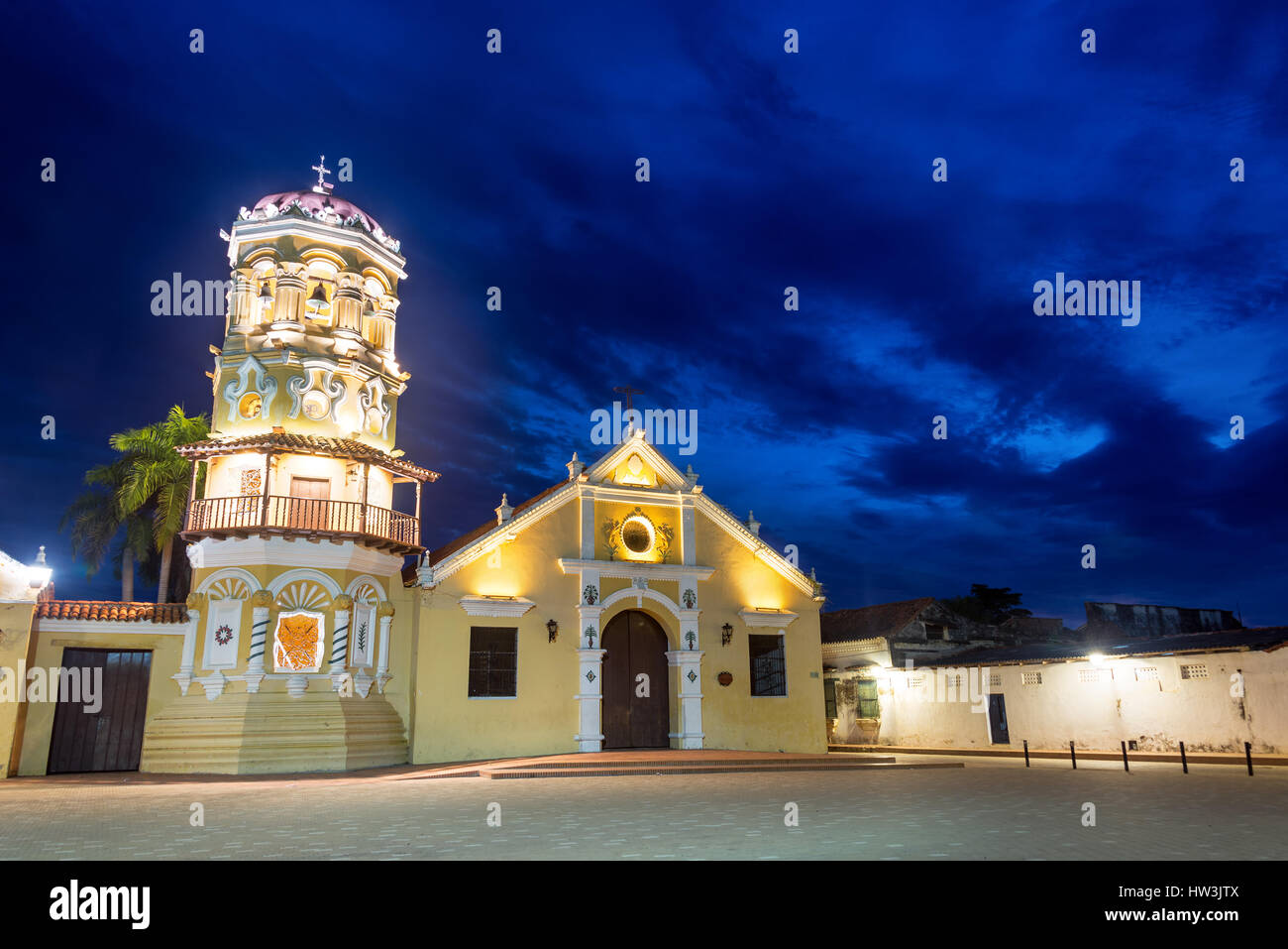 Santa Barbara-Kirche mit einem schönen tiefblauen Himmel in der Nacht in Mompox, Kolumbien Stockfoto
