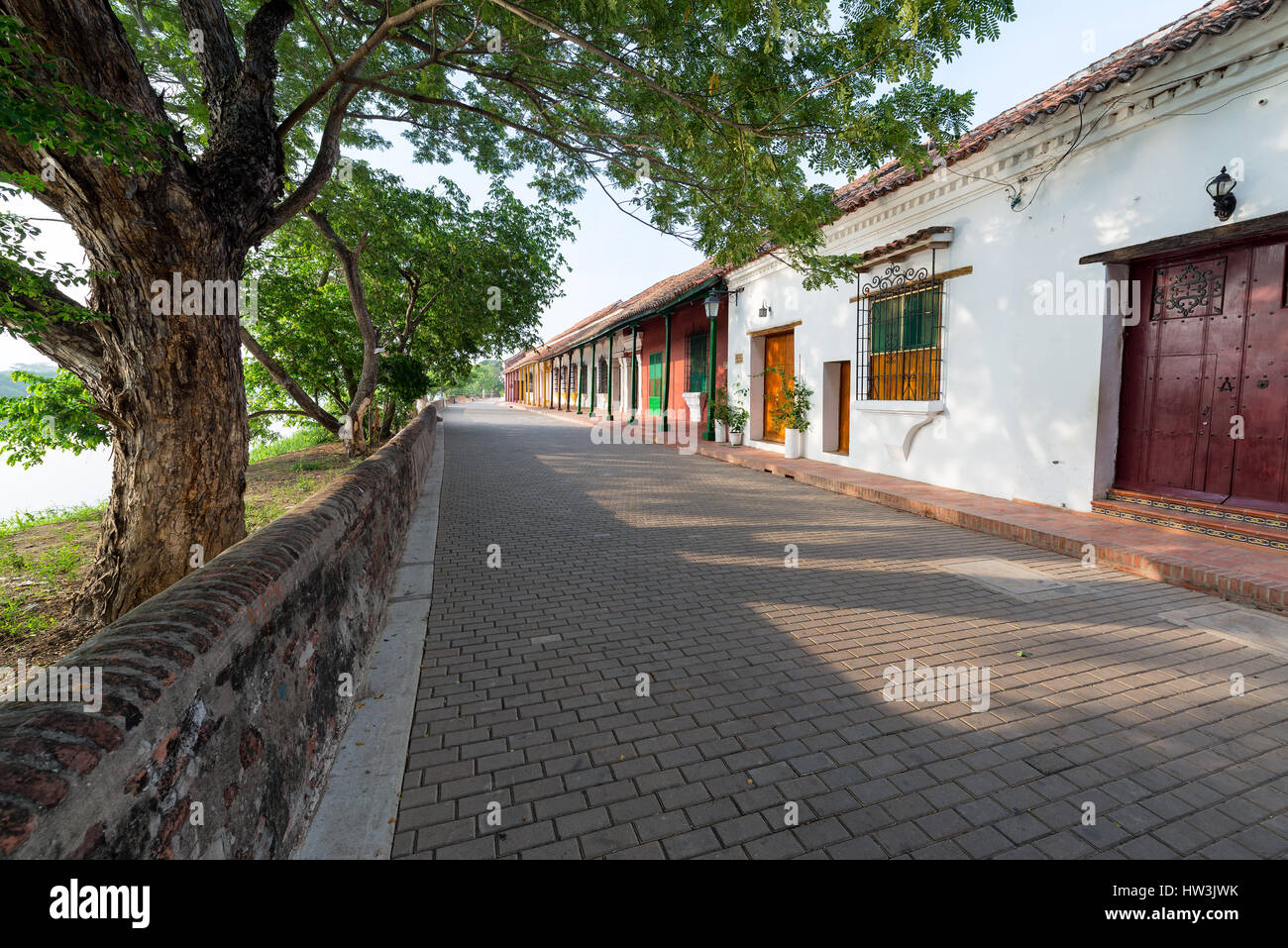 Schönen idyllischen Bäumen gesäumten Straße mit Kolonialarchitektur in Mompox, Kolumbien Stockfoto