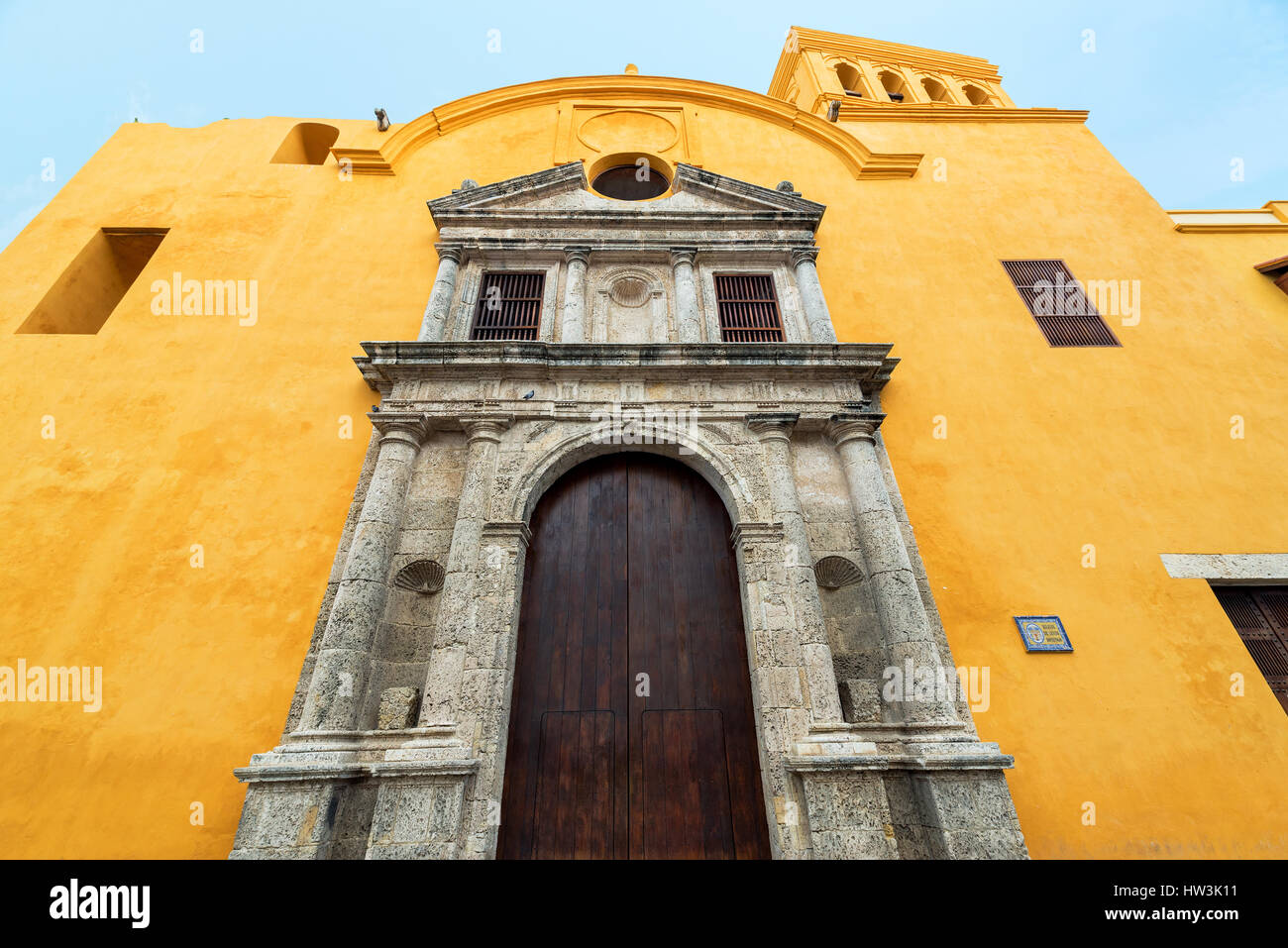 Blick auf die gelbe Kirche Santo Domingo in der historischen kolonialen Altstadt von Cartagena, Kolumbien Stockfoto