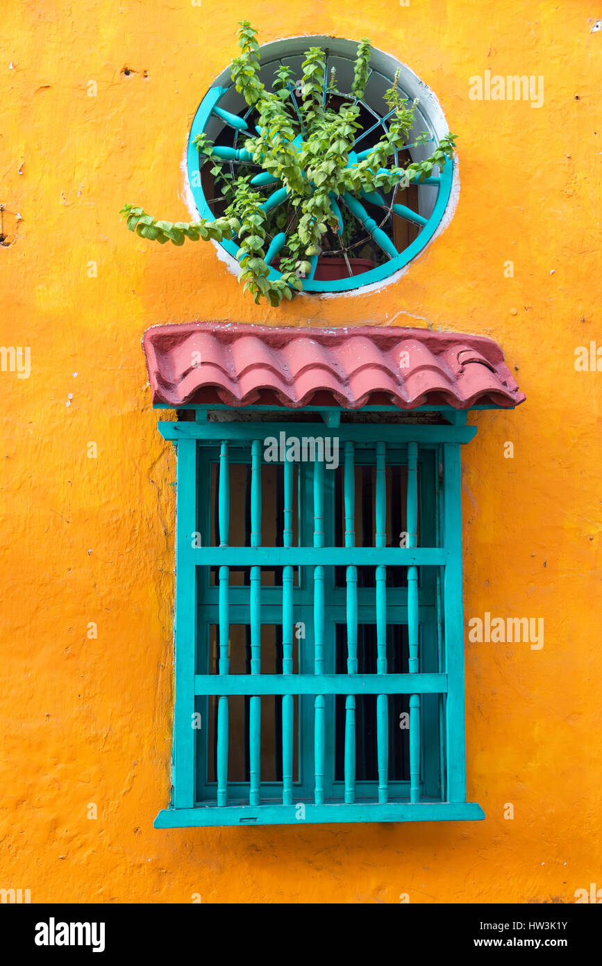 Bunte Fenster auf einem historischen kolonialen Gebäude im Zentrum von Cartagena, Kolumbien Stockfoto