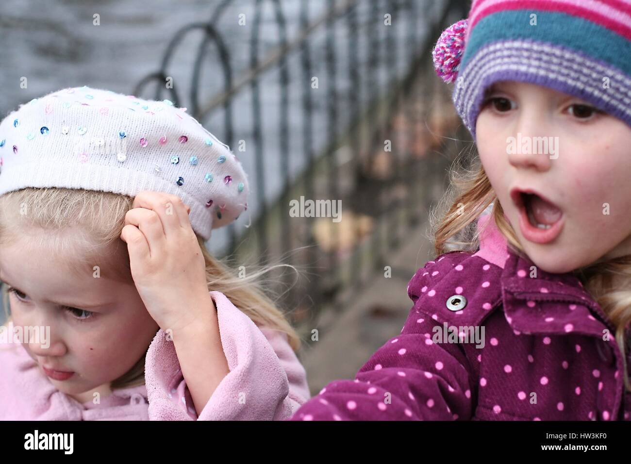 Kleines Mädchen Kinder Spaß, Blätter im Herbst Park St. Stephen's Green, erstaunt, überrascht, Konzept, alarmiert, Mund offen Schock Schock Stockfoto
