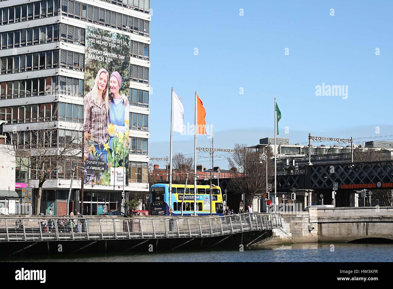 Liberty Hall Dublin Irland an einem sonnigen Frühlingstag, Dublin City Konzept, Boardwalk Fluss Liffey, Sommer in Dublin, irische Sehenswürdigkeit Gebäude Irland Stockfoto