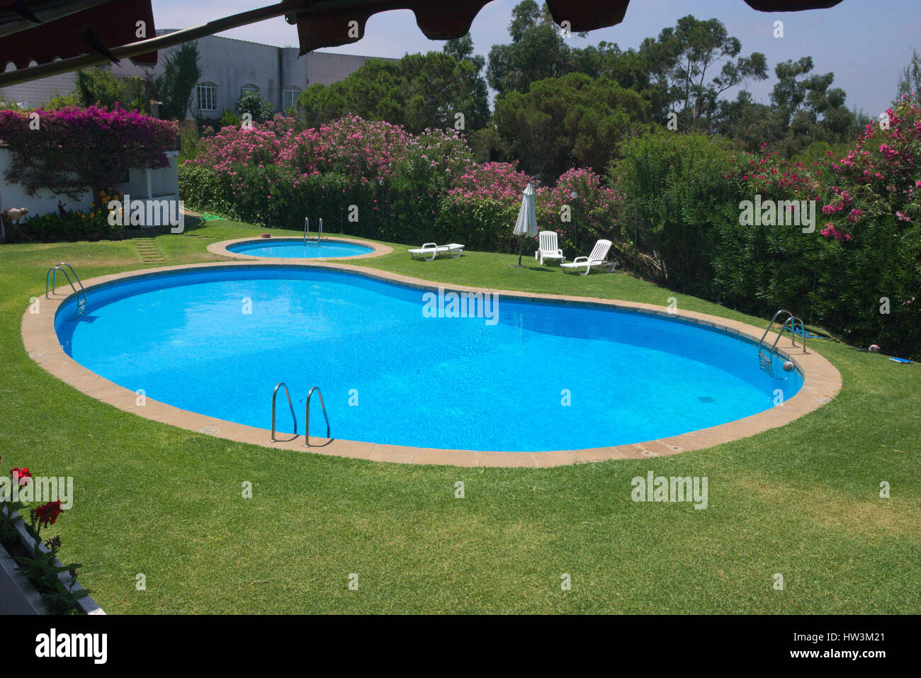Schwimmbäder in einem Wohngebiet in Spanien Stockfoto