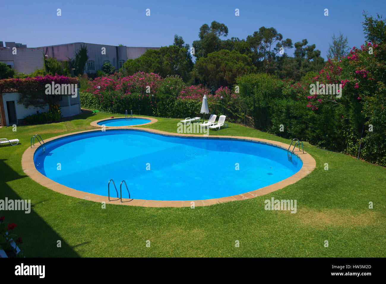 Schwimmbäder in einem Wohngebiet in Spanien Stockfoto