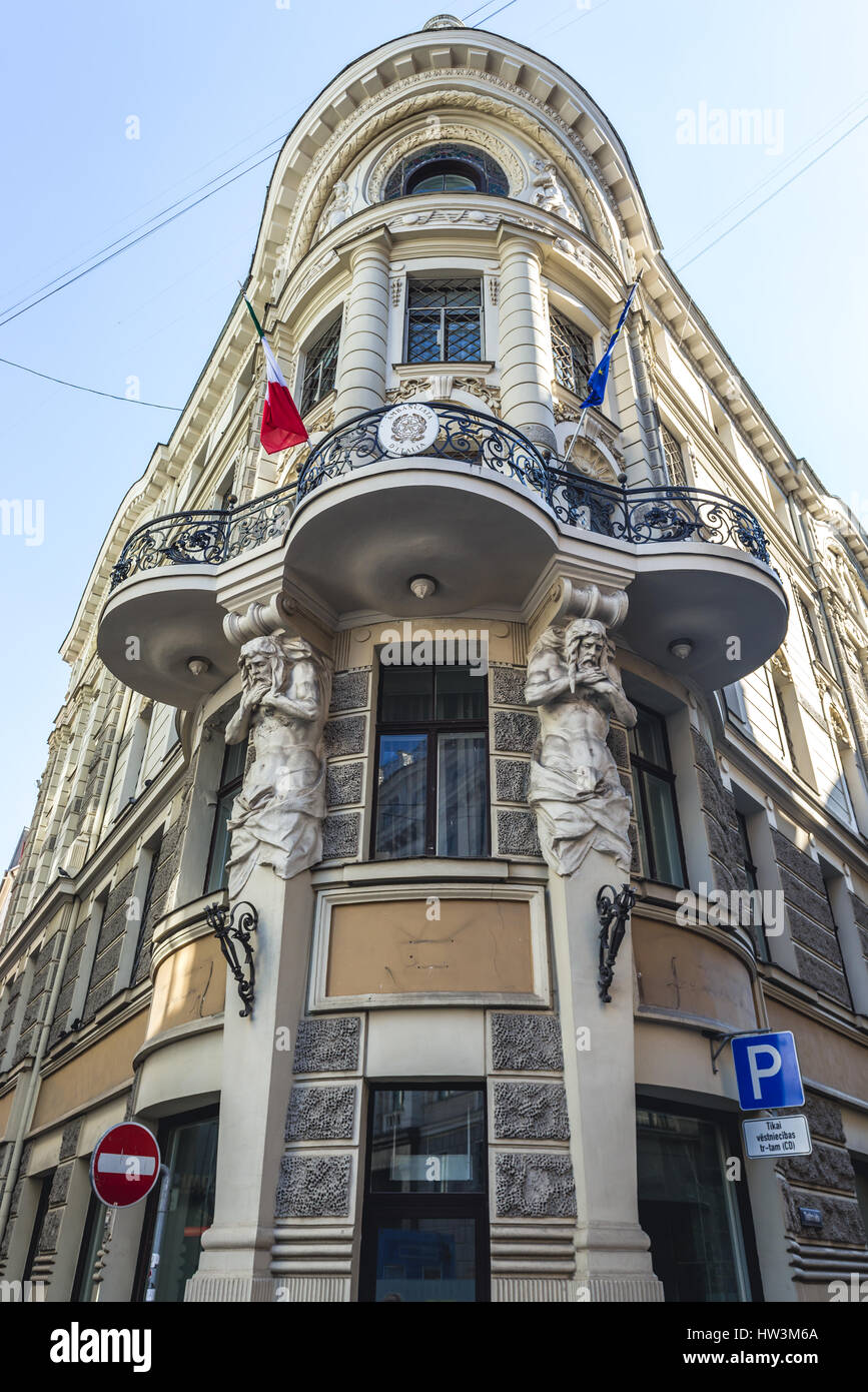 Italienische Botschaftsgebäude mit Atlas Zahlen über der Altstadt von Riga, Hauptstadt der Republik Lettland Stockfoto