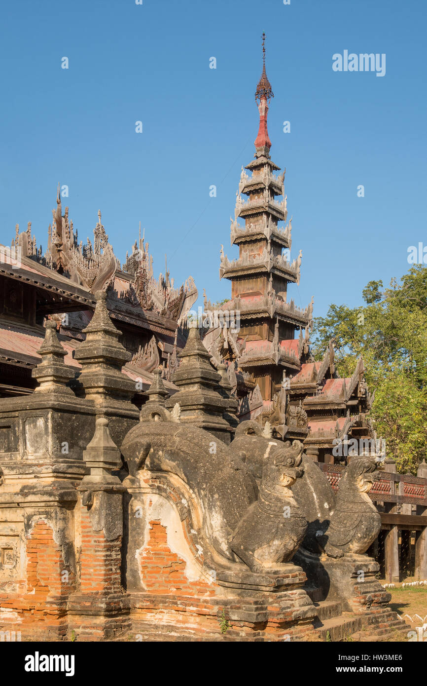 Stein-Eingang und Teak Carven auf Joch Sone Kyaung Kloster, Verkauf, Myanmar Stockfoto