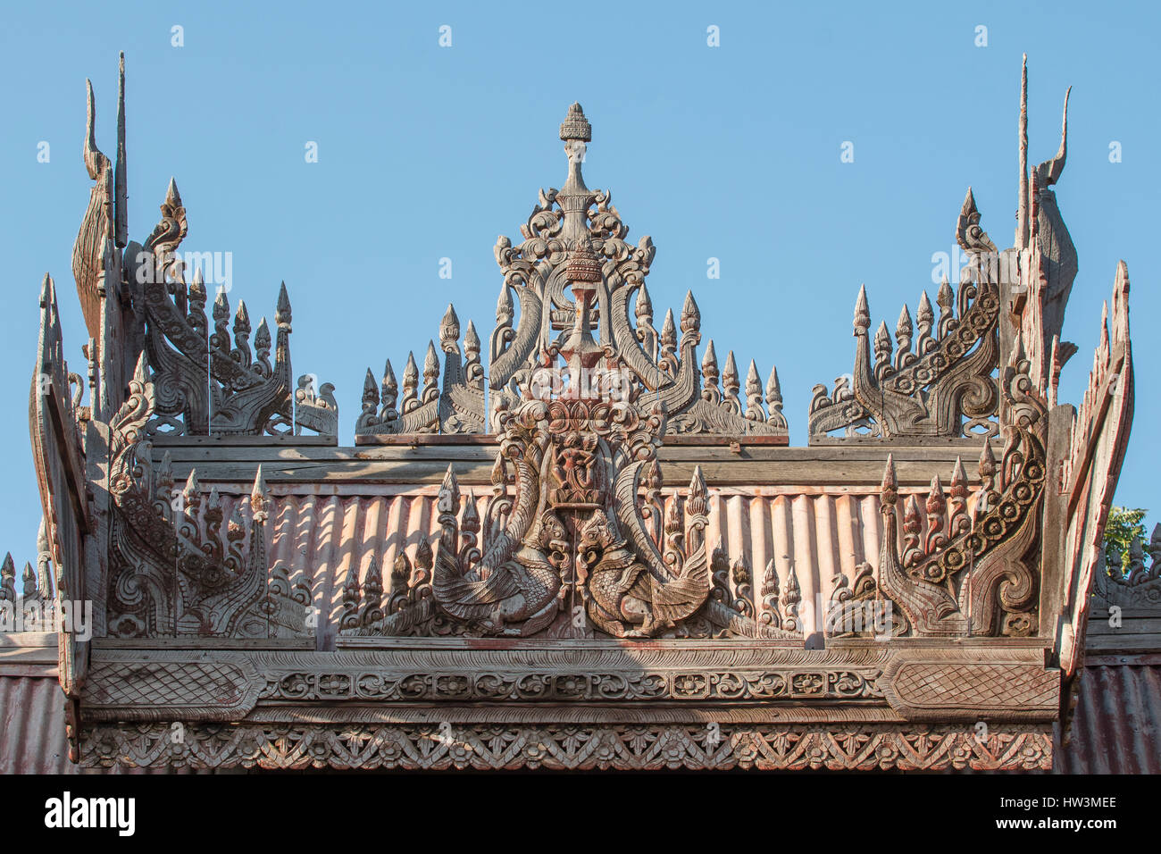 Teak auf Joch Sone Kyaung Kloster, Verkauf, Myanmar schnitzen Stockfoto
