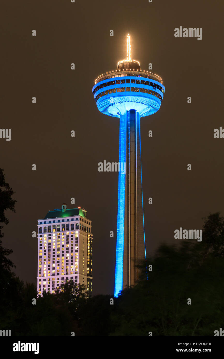 Beleuchtete Skylon Tower bei Nacht, Niagara Falls, Ontario, Kanada Stockfoto