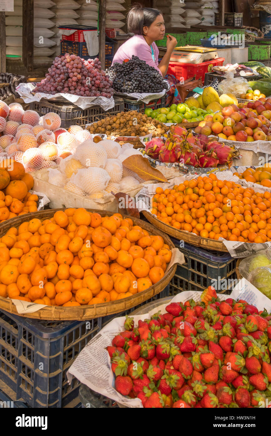 Obst am Markt bei Minhla, Myanmar Stockfoto