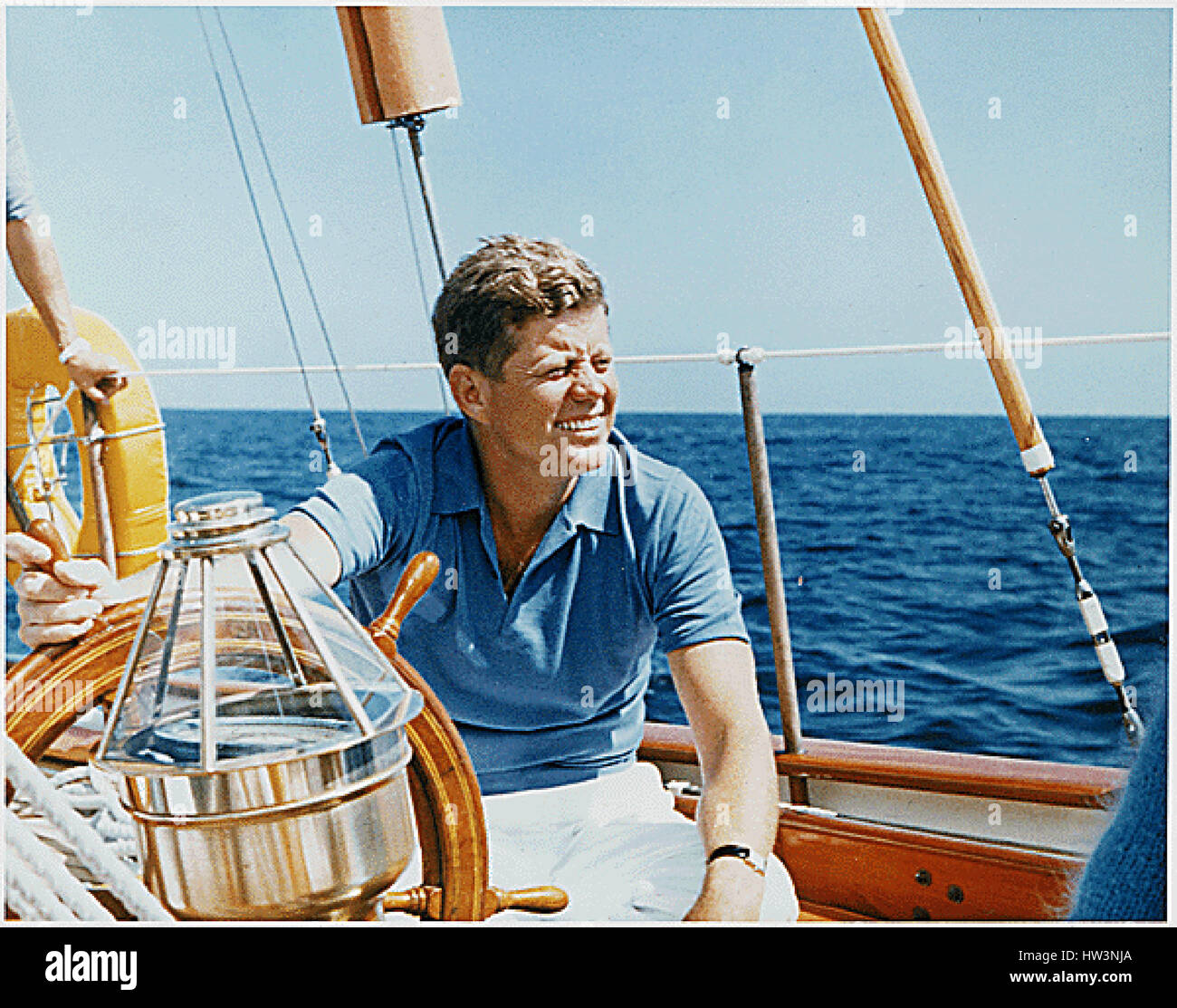 Narragansett Bay RI--US-Präsident John F. Kennedy die Coast Guard-Yacht "Manitou" Altbekanntes Narragansett Bay RI am 26. August 1962 obligatorisch Credit: Robert Knudsen/White House über CNP /MediaPunch Stockfoto