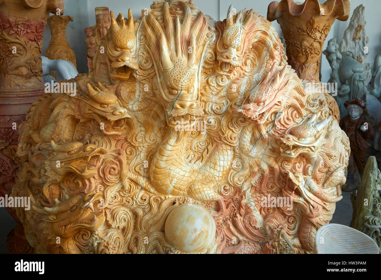 Handgefertigte Marmor Drachen Skulptur an Tourist Shop, Marble Mountains, Da Nang, Vietnam Stockfoto