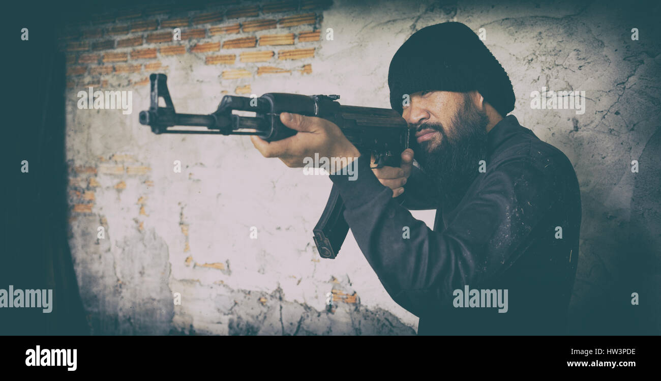 Terroristen in schwarzer Uniform und Maske mit Kalaschnikow ak47 Stockfoto