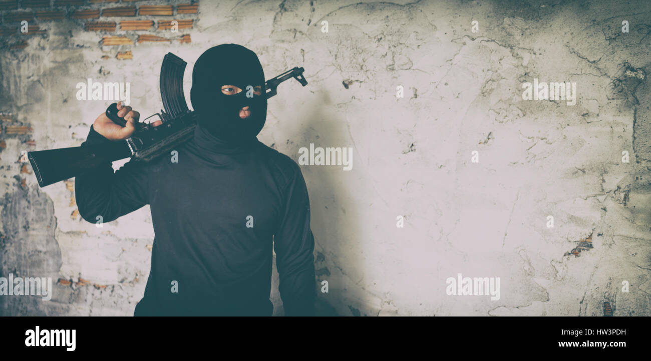 Terroristen in schwarzer Uniform und Maske mit Kalaschnikow ak47 Stockfoto