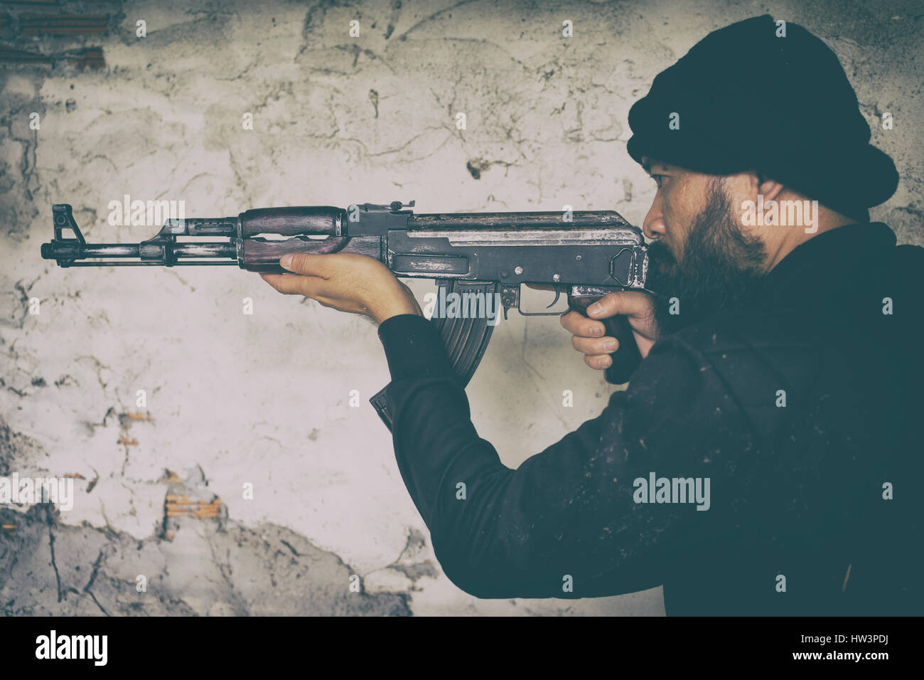 Terroristen in schwarzer Uniform und Maske mit Kalaschnikow ak47 Stockfoto