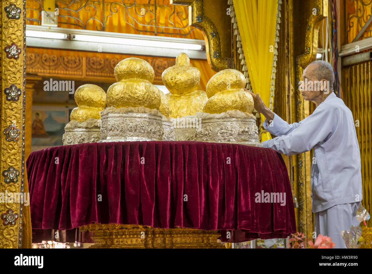 Blattgold bedeckt Buddhas in Phaung Daw Oo Pagode, Inle-See, Myanmar Stockfoto