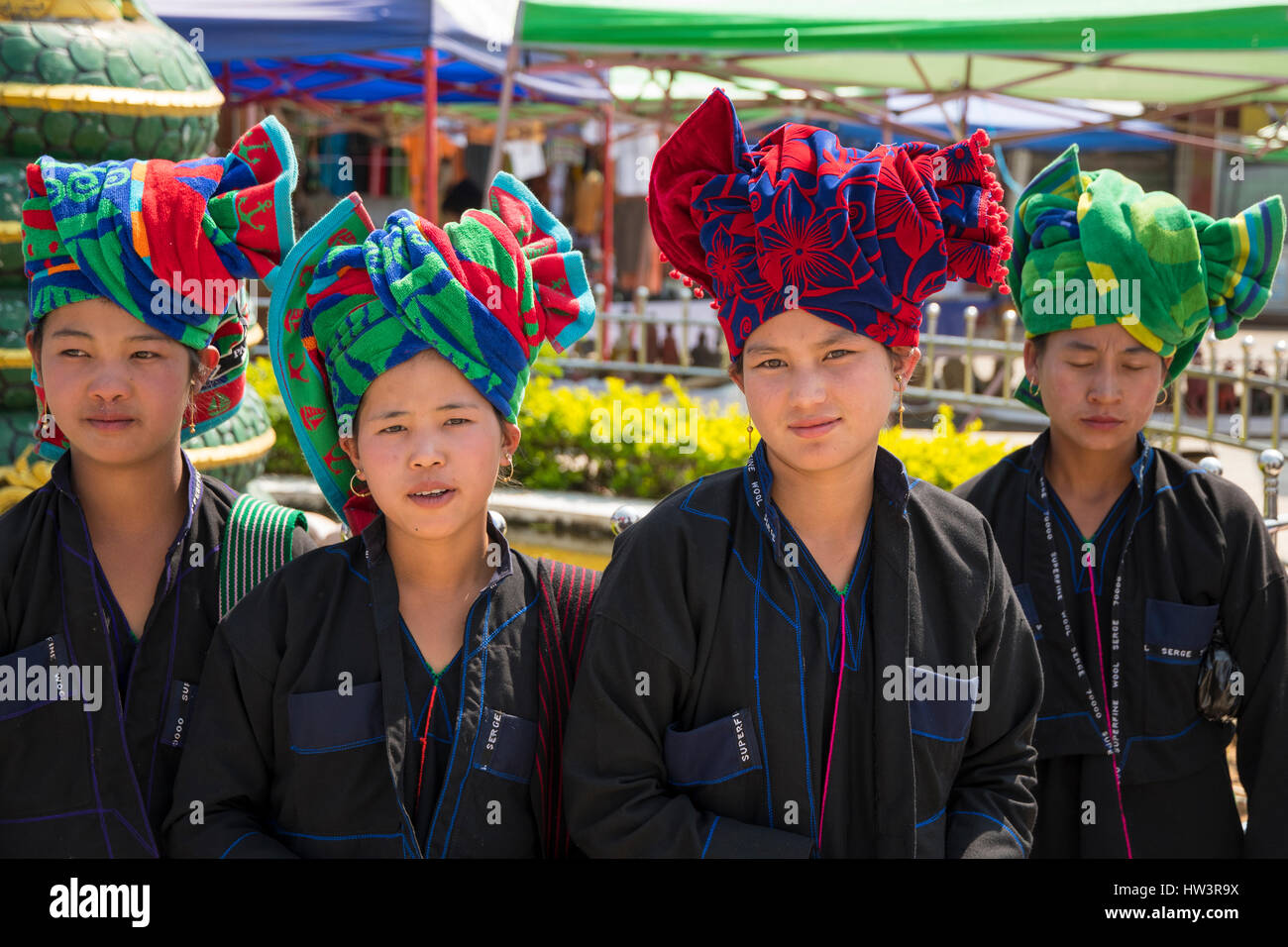 PA-O Minderheit Stamm Kleidung in Phaung Daw Oo Pagode, Inle-See, Myanmar Stockfoto
