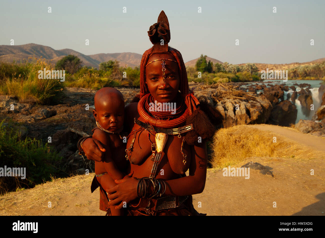 Himba Womam mit Baby in der Nähe von Epupa-Fälle, Nord Namibia Stockfoto