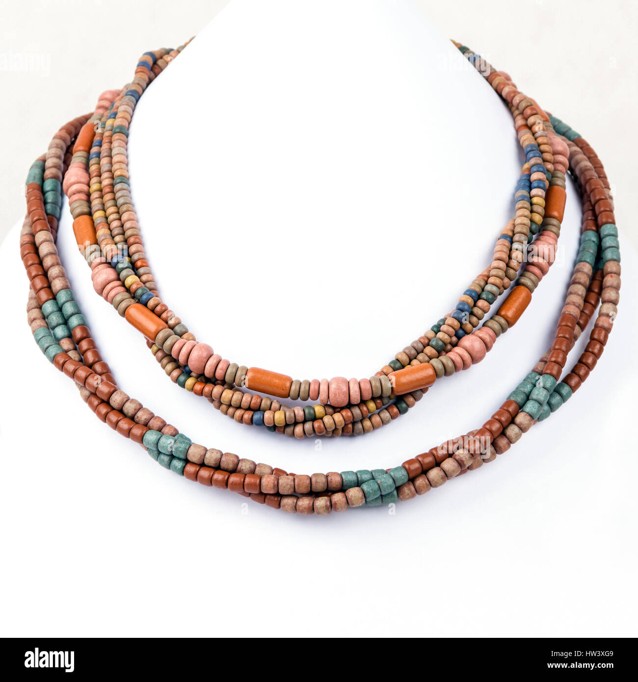 Slawische Kultur: traditionelle weibliche Perlen aus Keramik auf weißem Hintergrund Stockfoto