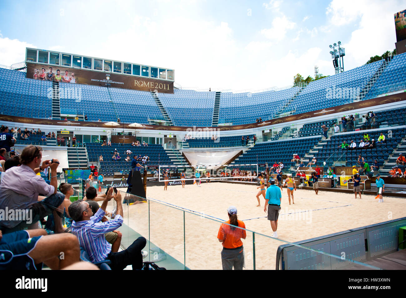 ROM, ITALIEN - 14. JUNI 2011. Beach-Volleyball-Weltmeisterschaften. Panorama des Stadions während eines Spiels Stockfoto