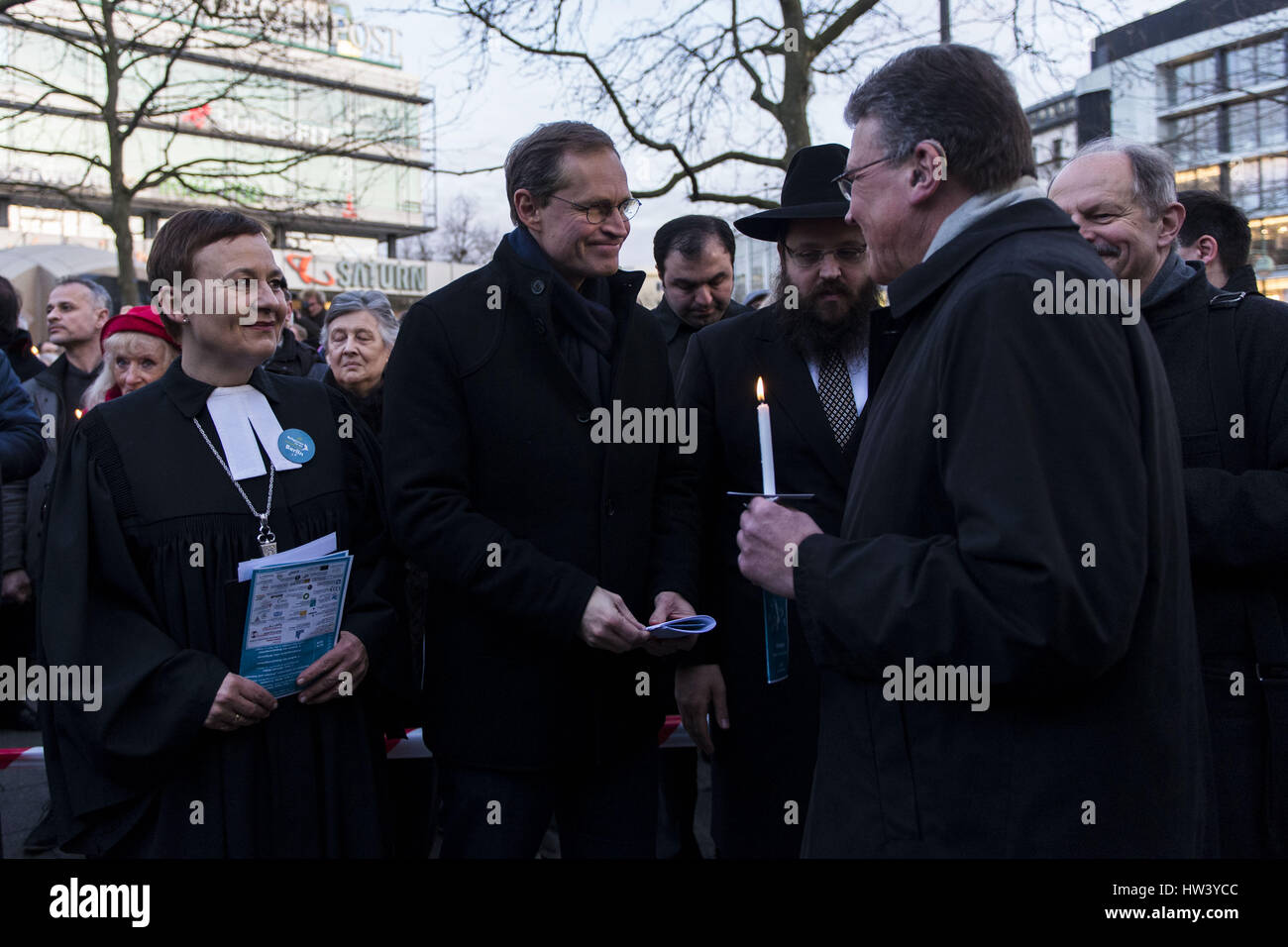 Berlin, Deutschland. 16. März 2017. Christen, Muslime, Juden, sowie Vertreter anderer Religionsgemeinschaften Berlin Rallye für Toleranz, Offenheit und Vielfalt in Berlin vor der Kaiser-Wilhelm-Gedächtniskirche (auf Deutsch: Kaiser-Wilhelm-Gedaechtniskirche). Vor drei Monaten zwölf Menschen starben am Breitscheidplatz in einen Terroristen wurden durch die Terrormiliz Islamischer Staat (IS) Angriff und 65 weitere verletzt. Bildnachweis: ZUMA Press, Inc./Alamy Live-Nachrichten Stockfoto