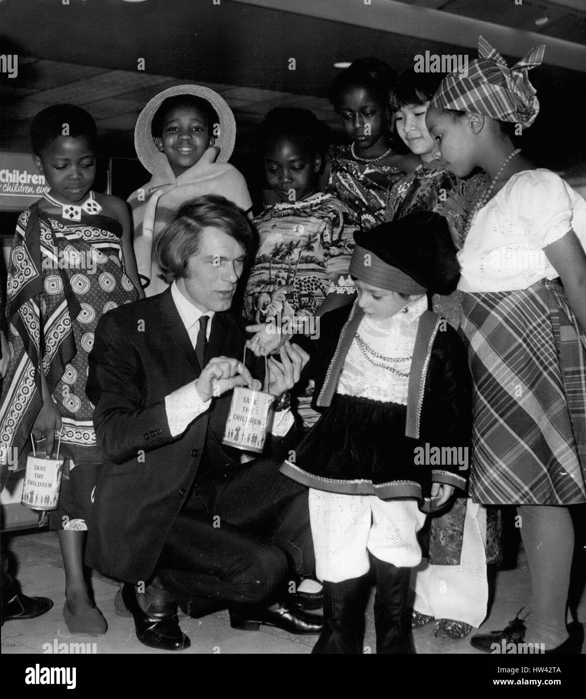 3. März 1969 - besucht Adam Faith ernste Musikkonzert Mark Save das Kinder-Fonds-Jubiläum. Beliebte "Pop" Sterne Adam Faith wurde unter der viele bekannten Persönlichkeiten, die die Save The Children Fund - Jubiläumskonzert der ernsten Musik in der Royal Festival Hall heute Nachmittag besucht. Das Konzert, das anlässlich des 50. Jahrestages des Fonds 1919 Stiftung - ist nahmen auch Kinder in Trachten aus allen Teilen der Welt - einschließlich Jamaika - Hong Kong - Malawi - Italien-Kanada-Uganda-Swasiland-somalische Republik und Vietnam. Das Konzert wird gesponsort von Sir Robert Mayer Stockfoto