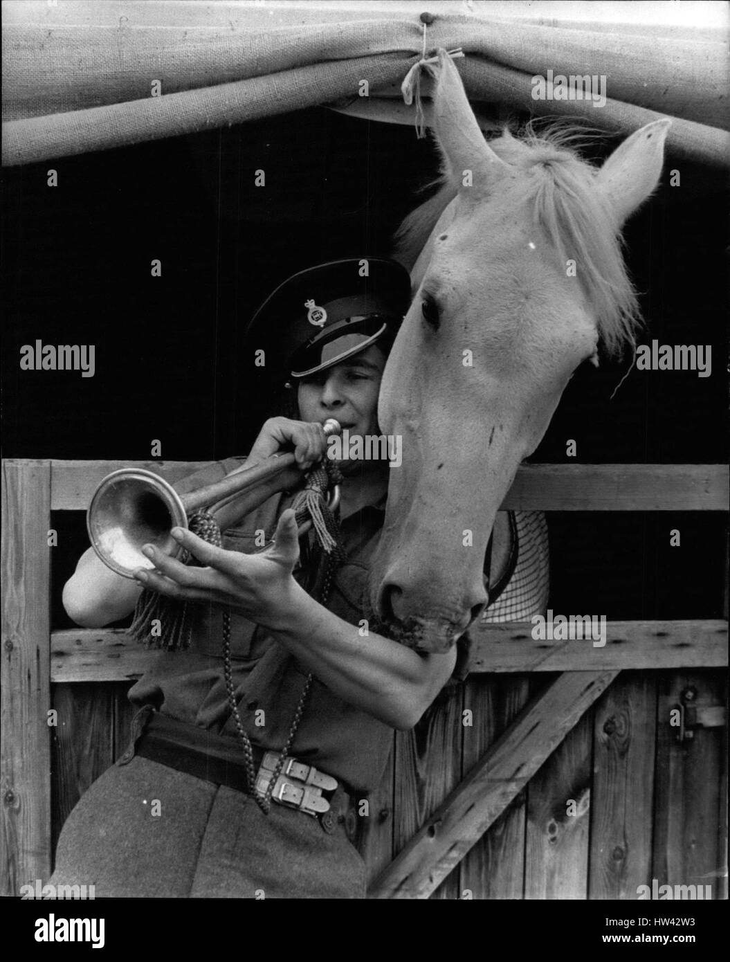 29. Juni 1969 - Vorbereitungen für den großen Tag auf Caernarvon: Es gibt ein fest in Caernarvon, während die Vorbereitungen für die Amtseinführung von Prinz Charles als Prinz von Wales am Dienstag stattfinden. Das Foto zeigt den Rettungsschwimmer-Trompeter David Bunn, 19, aus Lincoln, spielt sein Pferd Nizwa, während er im Camp bei Carenarvon stationiert ist. Die Trompeter spielen ihre Instrumente auf ihre Halterungen, um sie auf den Klang zu achten. (Bild: © Keystone Press Agency/Keystone USA via ZUMAPRESS.com) Stockfoto