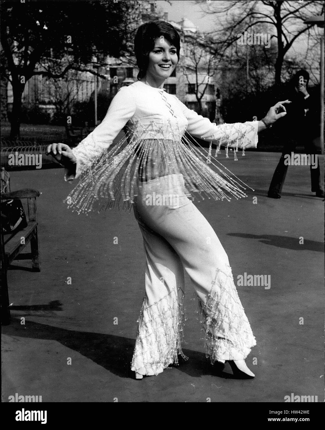 3. März 1970 - Julie Rogers im Kabarett At The Savoy: Glamouröse Gesangsstar Julie Rogers, öffnet im Kabarett im Savoy heute Abend. Das Foto zeigt. Julie Rogers abgebildet in die Böschung Gärten heute tragen einen Hosenanzug in Eisblau Crêpe mit Kristall Perlen, die sie für die heutige Eröffnung im Savoy tragen wird getrimmt. Julie gestaltet es sich, und es kostete 850 Guinness zu machen. (Kredit-Bild: © Keystone Presseagentur/Keystone USA über ZUMAPRESS.com) Stockfoto