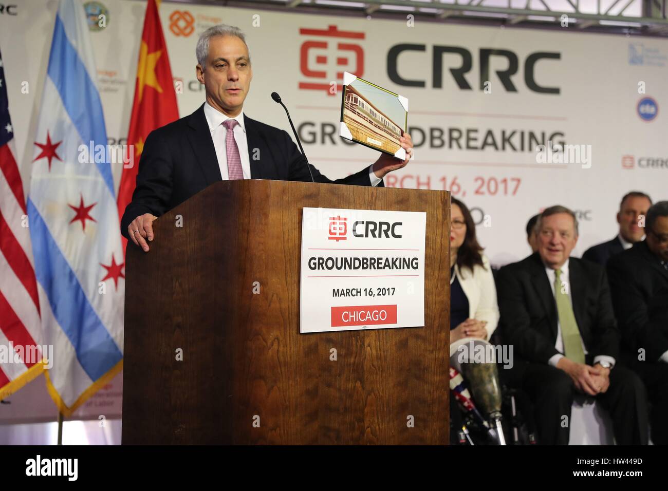 Chicago, USA. 16. März 2017. Chicago Bürgermeister Rahm Emanuel spricht beim ersten Spatenstich für ein Triebwagen Montagewerk in Chicago, USA, 16. März 2017. Als Investor statt China Railway Rolling Stock Corporation (CRRC) Sifang Amerika ersten Spatenstich für ein Triebwagen Montagewerk in Chicagos Südostseite am Donnerstag. Bildnachweis: Xinhua/Alamy Live-Nachrichten Stockfoto
