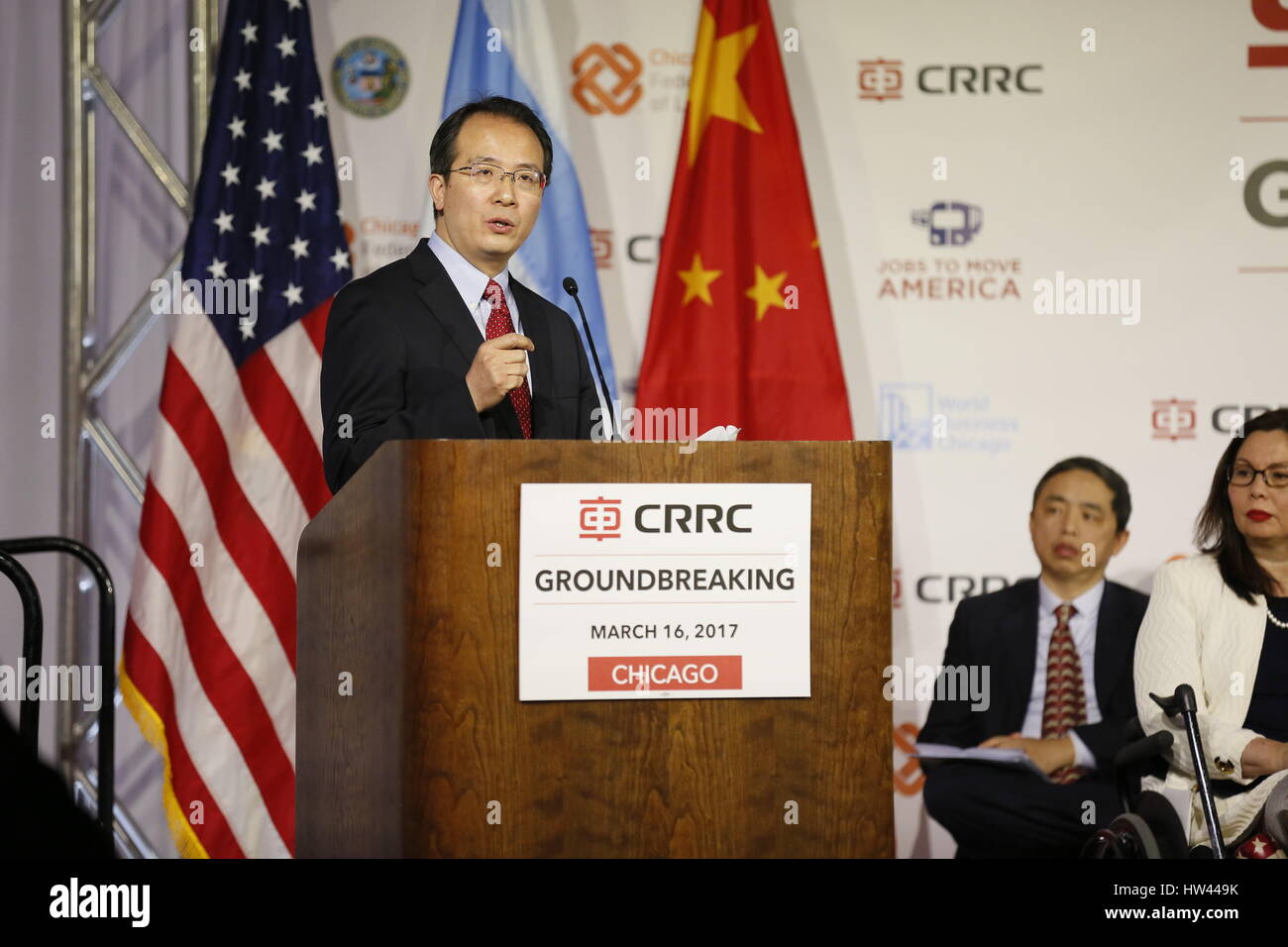 Chicago, USA. 16. März 2017. Chinesischen Generalkonsul in Chicago Hong Lei spricht beim ersten Spatenstich für ein Triebwagen Montagewerk in Chicago, USA, 16. März 2017. Als Investor statt China Railway Rolling Stock Corporation (CRRC) Sifang Amerika ersten Spatenstich für ein Triebwagen Montagewerk in Chicagos Südostseite am Donnerstag. Bildnachweis: Xinhua/Alamy Live-Nachrichten Stockfoto