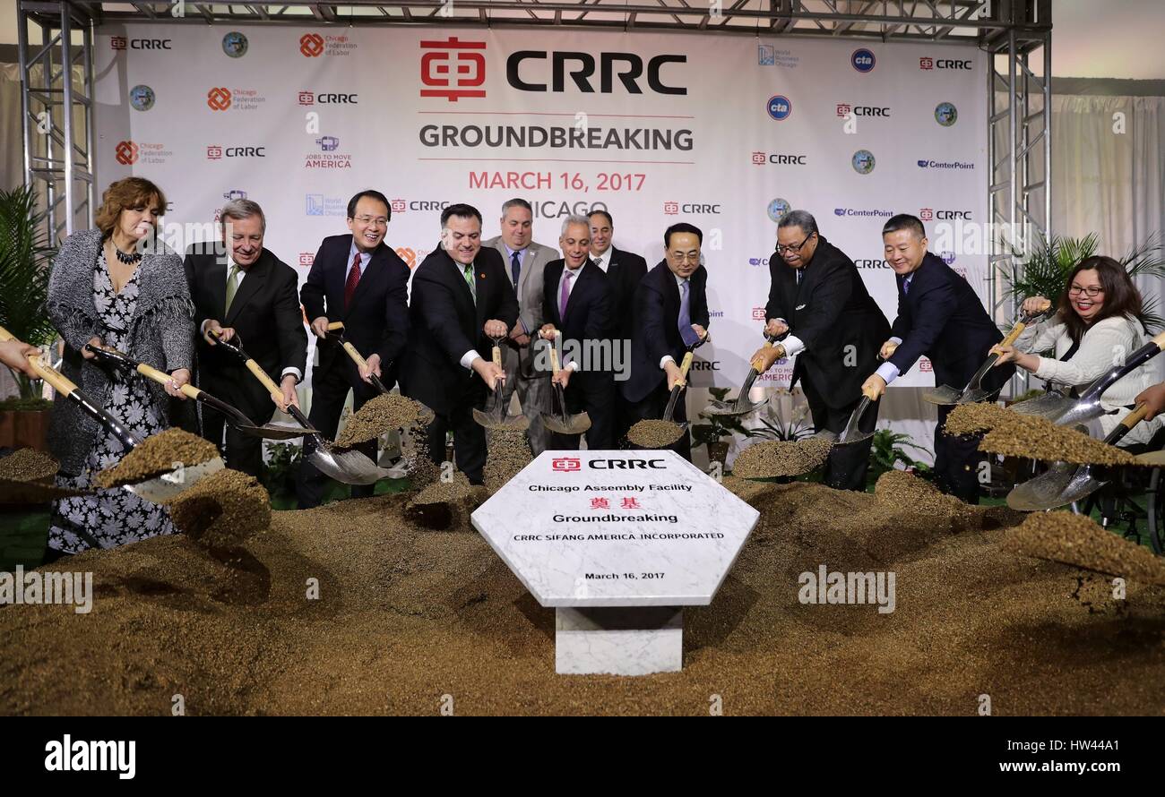 Chicago, USA. 16. März 2017. Vertreter und Gäste besuchen ein Spatenstich für ein Triebwagen Montagewerk in Chicago, USA, 16. März 2017. Als Investor statt China Railway Rolling Stock Corporation (CRRC) Sifang Amerika ersten Spatenstich für ein Triebwagen Montagewerk in Chicagos Südostseite am Donnerstag. Bildnachweis: Xinhua/Alamy Live-Nachrichten Stockfoto