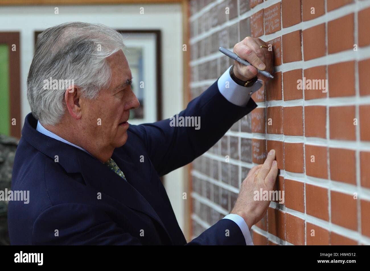 Seoul, Südkorea. 17. März 2017. US Secretary Of State Rex Tillerson unterschreibt eine Wand in der Esszimmer Einrichtung auf Camp Bonifas vor dem Mittagessen mit US- und ROK-Truppen entlang der Koreanische Demilitarized Zone 17. März 2017 in Panmunjom, Südkorea. Tillerson ist auf seiner ersten Reise nach Asien als Secretary Of State. Bildnachweis: Planetpix/Alamy Live-Nachrichten Stockfoto