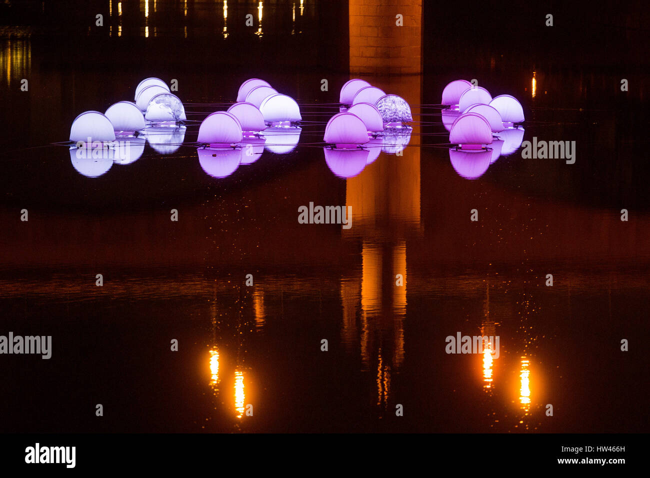 Deutsch-Jürgen Bohm-Kunstinstallation von 20 beleuchteten camping-Zelten auf einem schwimmenden Wasser des Flusses Mze neben Roosevelt Brücke während der Blik Blik Festival of Lights in Pilsen Czech Republic, 16. März 2017. Die Oberfläche der Zelte ist mit Ausschnitten der bislang gemachten Pressefotos von Flüchtlingen aus aller Welt seit über das Ende des 19. Jahrhunderts gedruckt. Diese Ausschnitte haben die Form von Fingerabdrücken von echten Menschen - aber nicht vom aktuellen Flüchtlinge. Jeder Fingerabdruck ist die Besitzer des Personalausweises-gedruckt. (Foto/Miroslav Chaloupka CTK) Stockfoto