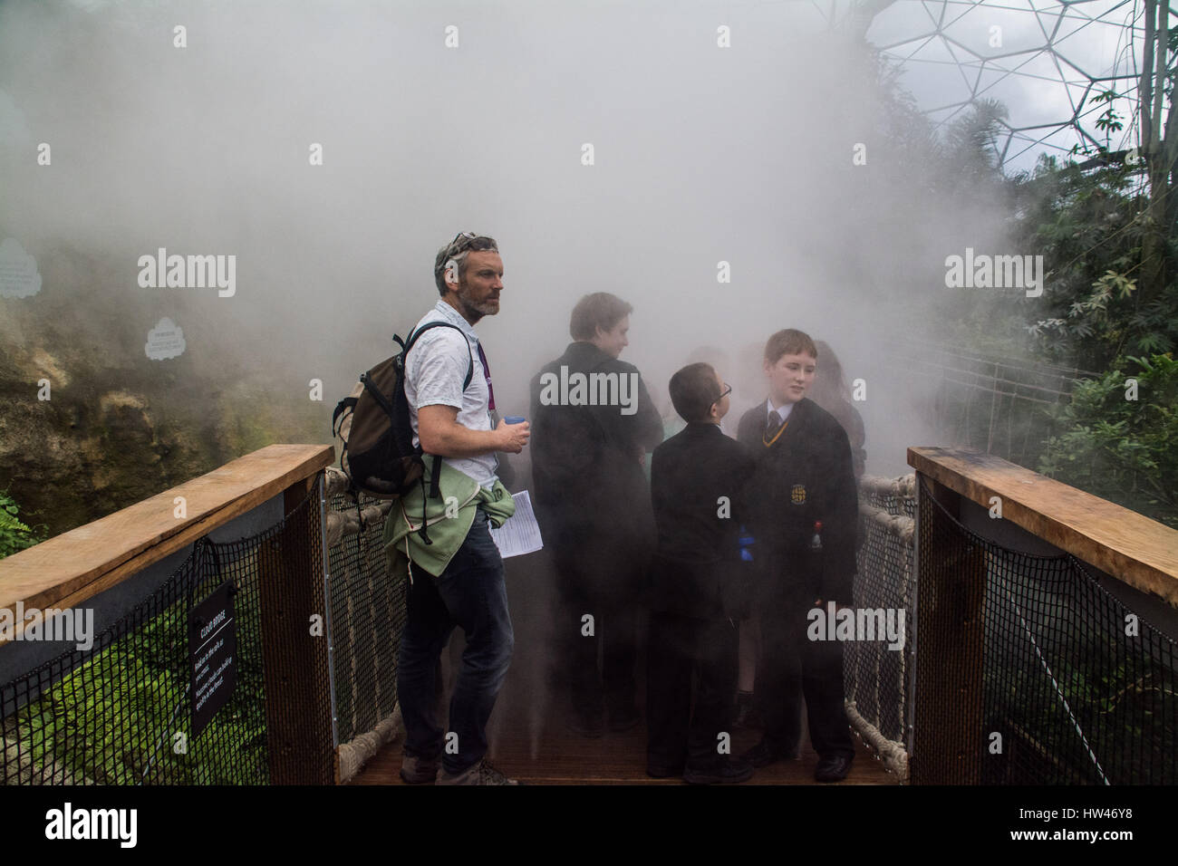 Eden Project, Cornwall, UK. 17. März 2017. 8 Jahrgangsstufe Penrice Academy in Cornwall der Cloud Brücke, heute wird für die Öffentlichkeit geöffnet. Bildnachweis: Simon Maycock/Alamy Live-Nachrichten Stockfoto