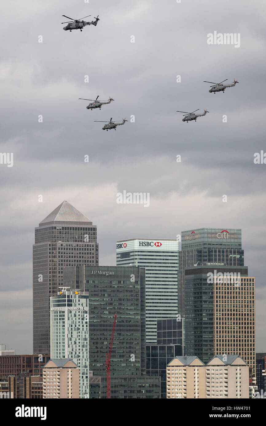 London, UK. 17. März 2017. Mk8 Lynx Hubschrauber fliegen über Canary Wharf Park Geschäftsgebäude während ein Abschied Durchflug Kennzeichnung ihrer offiziellen Stilllegung nach 41 Jahren Betrieb. Bildnachweis: Guy Corbishley/Alamy Live-Nachrichten Stockfoto