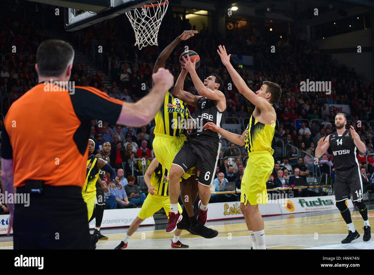 Bamberg, Deutschland. 16. März 2017. Bamberger Nikolaos Zisis (3-L) und Vladimir Veremeenko (R) wetteifern um den Ball mit Istanbuls Ekpe Udoh (2 L) und Bogdan Bogdanovic (2-R)) in der Europa League Basketball-Partie zwischen Brose Bamberg und Fenerbahce Istanbul in der Brose-Arena in Bamberg, Deutschland, 16. März 2017. Foto: Nicolas Armer/Dpa/Alamy Live News Stockfoto