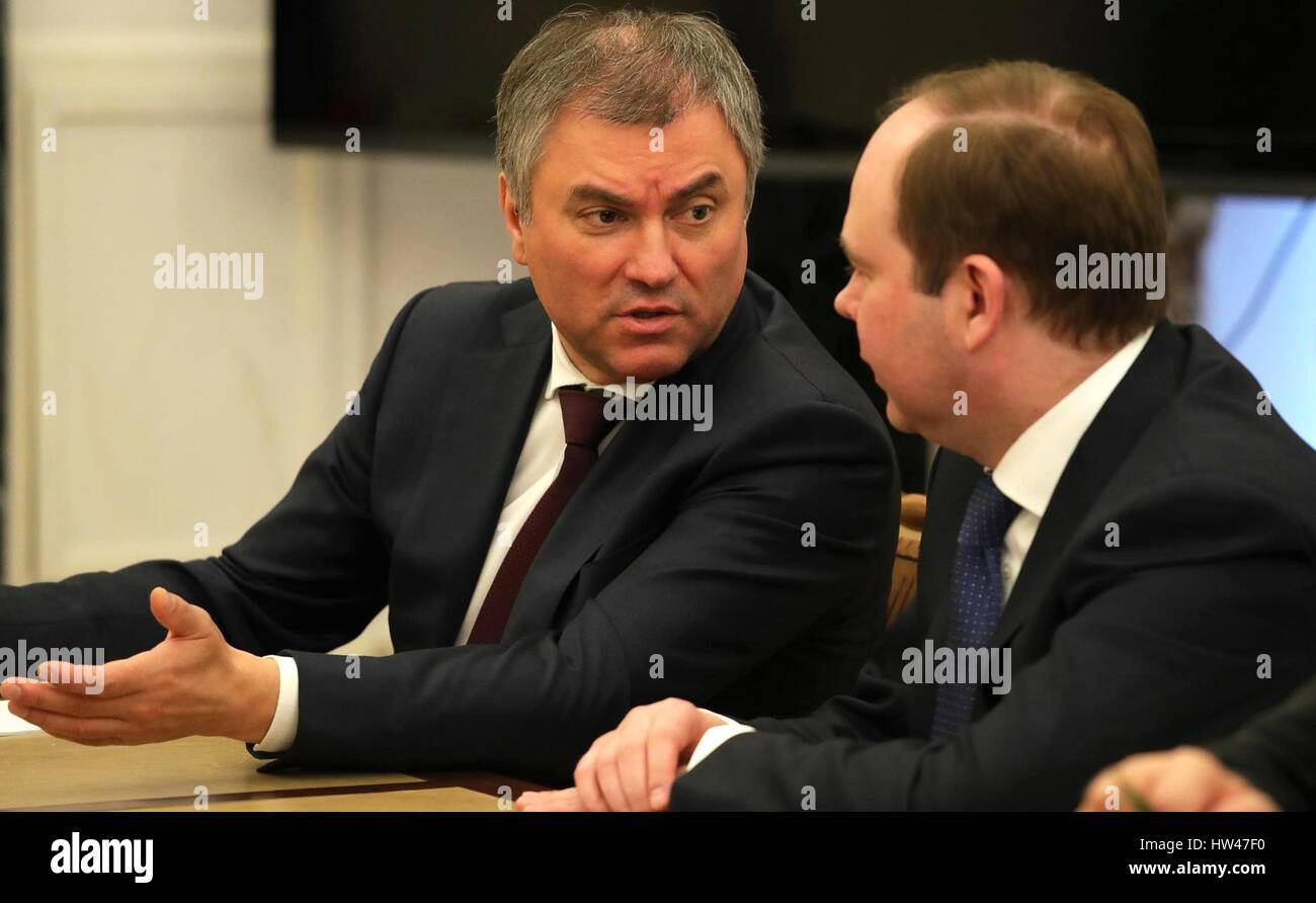 Moskau, Russland. 17. März 2017. Russischen Zustand Duma Lautsprecher Vyacheslav Volodin, links, und Chef des Stabes der Presidential Executive Office Anton Vaino vor einer Sitzung des Sicherheitsrats am Kreml 17. März 2017 in Moskau, Russland. Bildnachweis: Planetpix/Alamy Live-Nachrichten Stockfoto