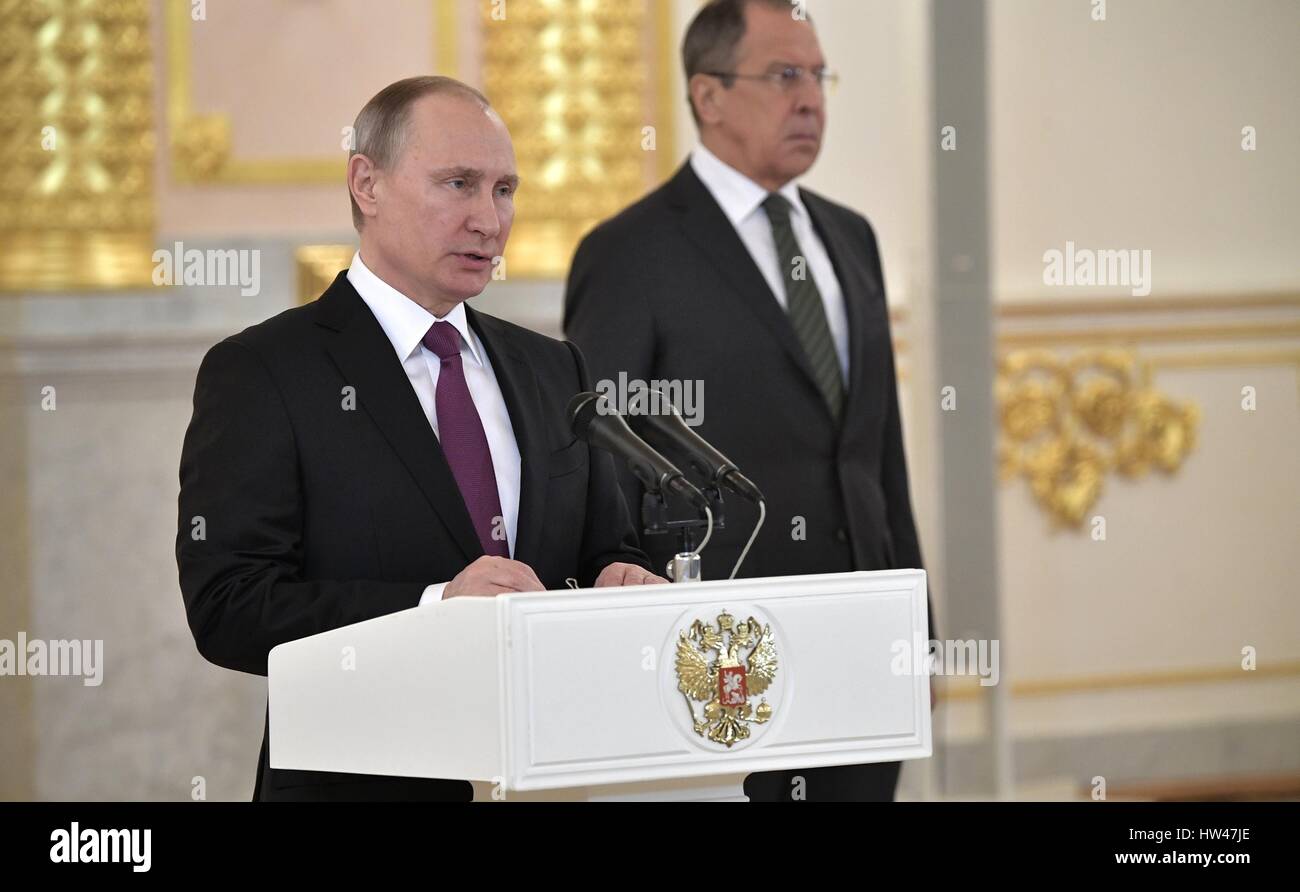 Der russische Präsident Vladimir Putin spricht Botschafter während der Anmeldeinformationen-Zeremonie in Alexander Hall der große Kremlpalast 16. März 2017 in Moskau, Russland. Der russische Außenminister Sergei Lavrov ist im Hintergrund. Stockfoto
