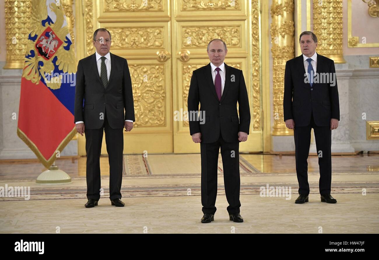 Der russische Präsident Vladimir Putin steht mit Außenminister Sergej Lawrow, links, und Presidential Aide Juri Uschakow, Recht, während der Botschafter Anmeldeinformationen Zeremonie in Alexander Hall der große Kremlpalast 16. März 2017 in Moskau, Russland. Stockfoto
