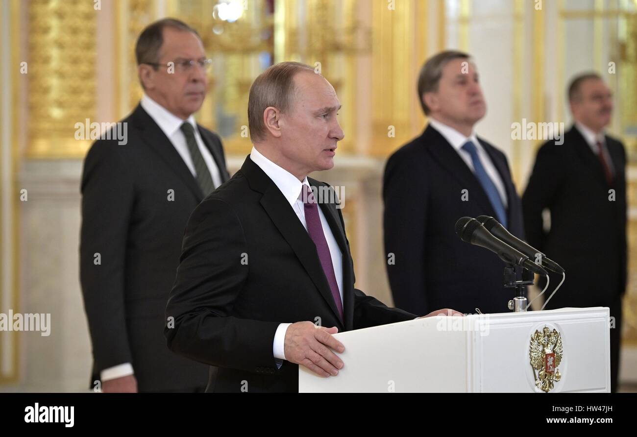 Der russische Präsident Vladimir Putin spricht Botschafter während der Anmeldeinformationen-Zeremonie in Alexander Hall der große Kremlpalast 16. März 2017 in Moskau, Russland. Der russische Außenminister Sergei Lavrov ist im Hintergrund. Stockfoto