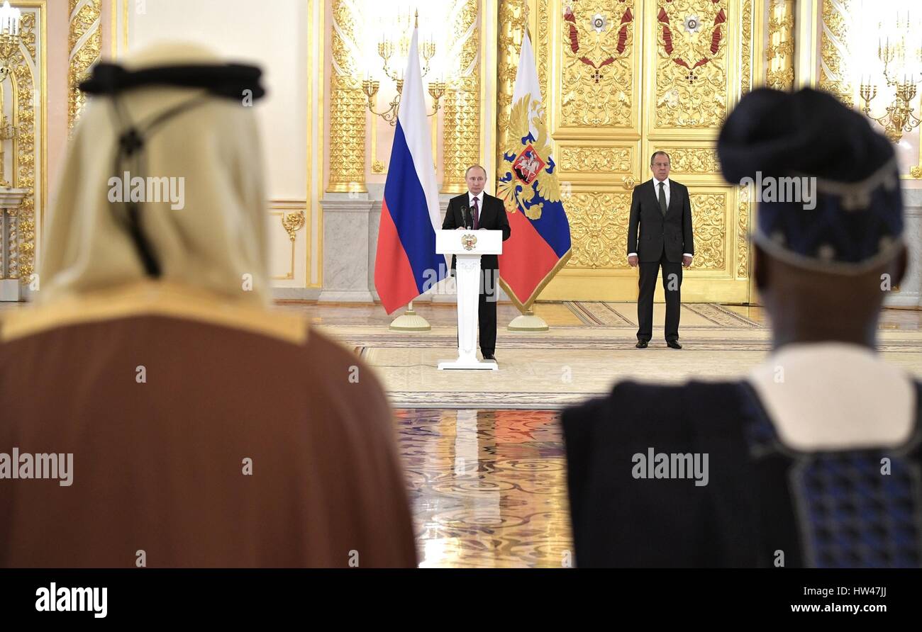 Der russische Präsident Vladimir Putin spricht Botschafter während der Anmeldeinformationen-Zeremonie in Alexander Hall der große Kremlpalast 16. März 2017 in Moskau, Russland. Der russische Außenminister Sergei Lavrov ist im Hintergrund. Stockfoto