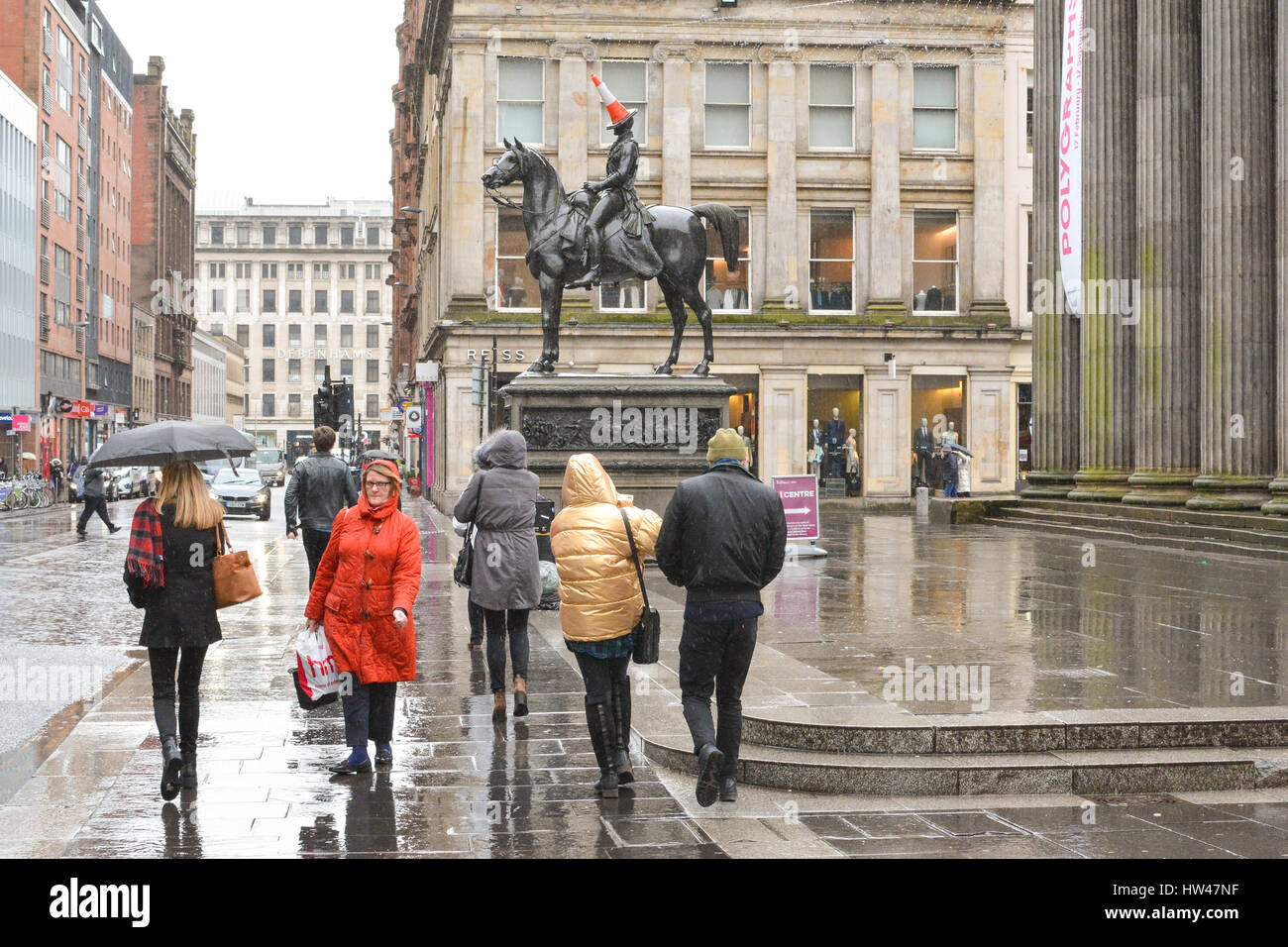 Glasgow, Schottland. 17. März 2017. UK-Wetter - Shopper im Wind und Regen in Glasgow Credit: Kay Roxby/Alamy Live News Stockfoto